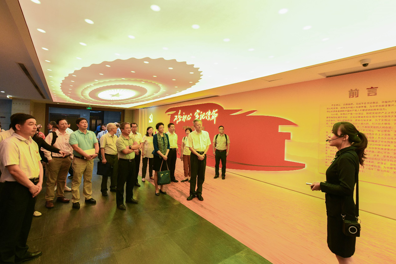 参观主题教育档案文献展