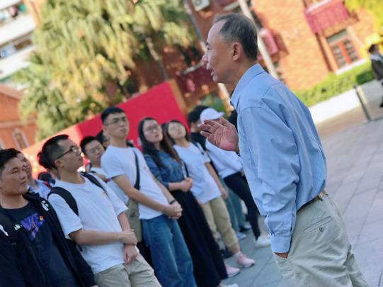 参观开始前,欧阳书记现场给全体师生介绍三大会议及会址情况1