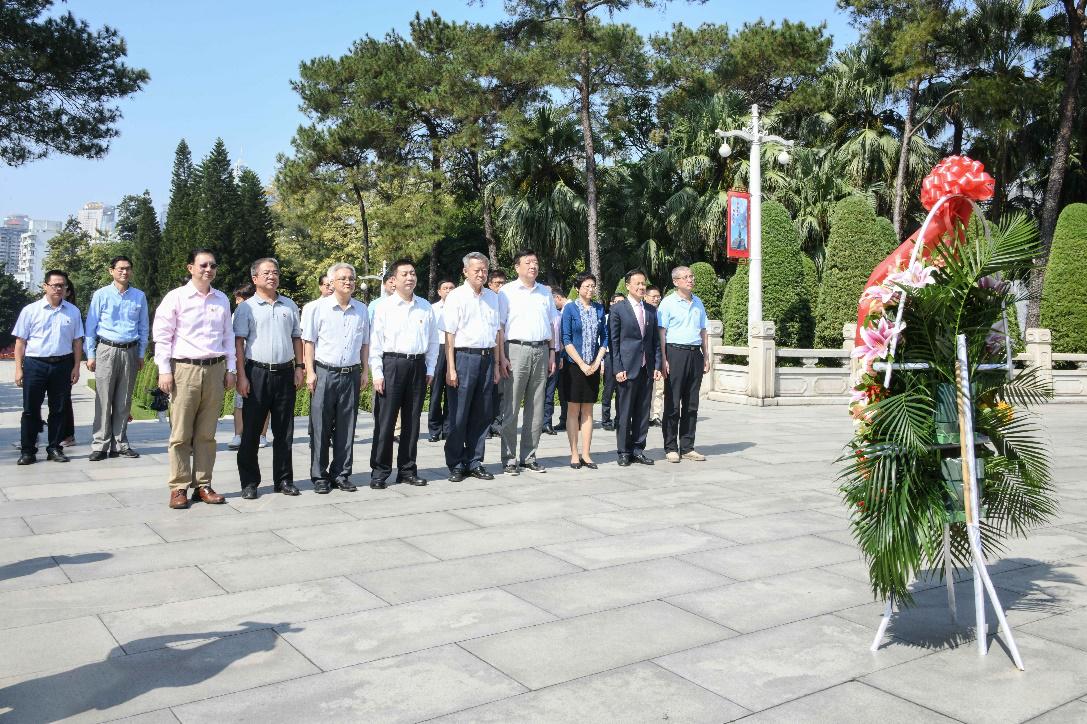 在广州起义烈士陵园瞻仰革命先烈