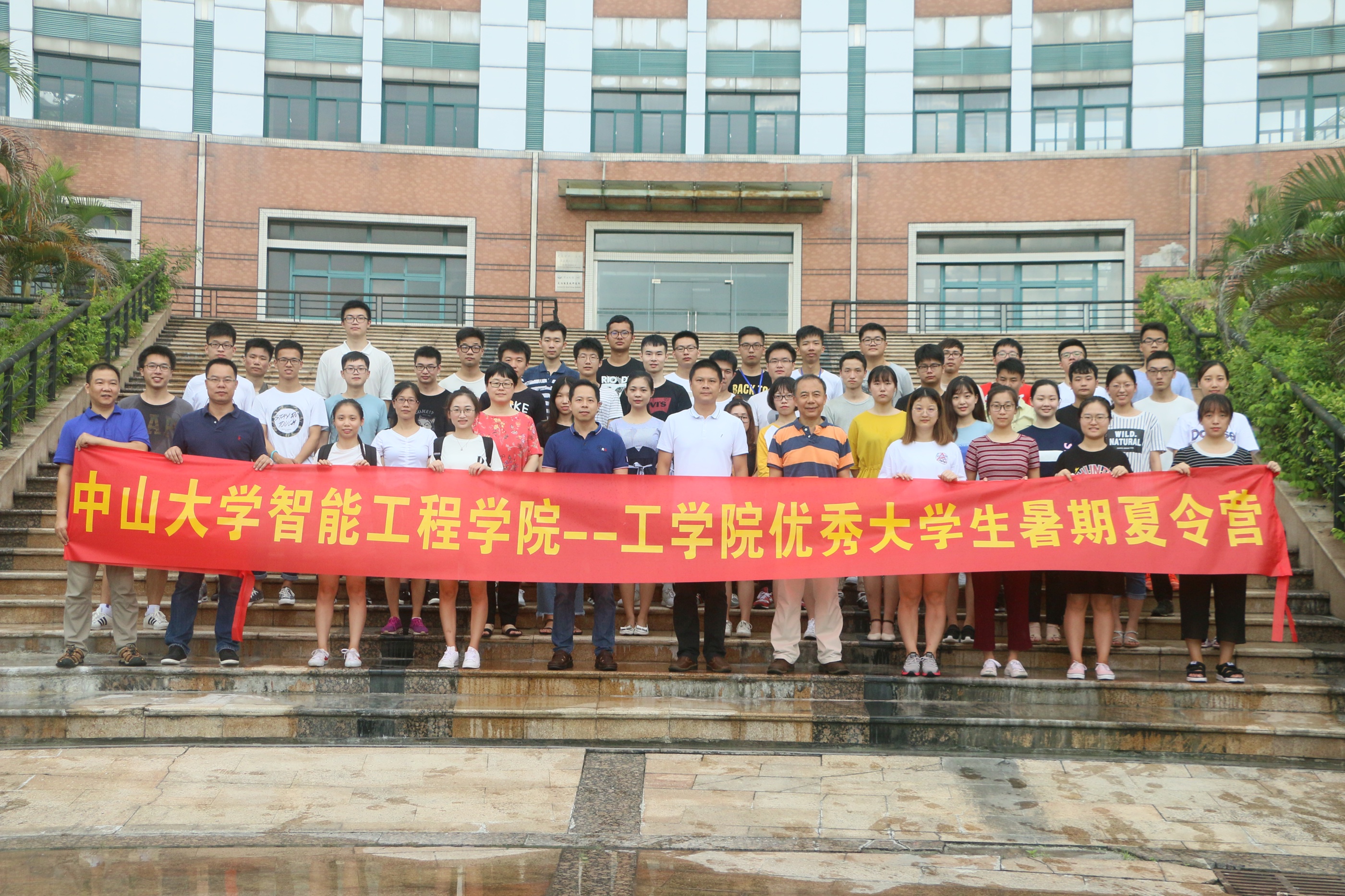 学院领导及教师代表与营员合影留念