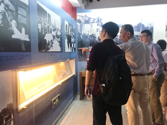 欧阳书记在参观学习中做讲解2